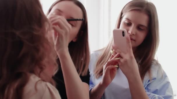 Volwassen professionele leraar visagiste opleiding van haar jonge student om make-up kunstenaar te worden bij masterclass in schoonheidssalon. — Stockvideo
