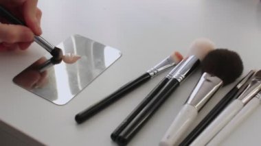 Makyaj sanatçısı fırçayı vakıf tonu için hazırla