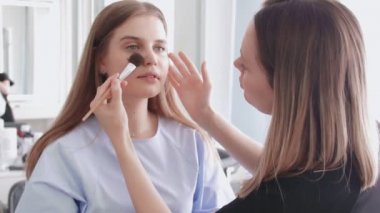 Makyaj yapıyorum. Yüz pudrası, yüz makyajı. Genç ve çekici bir kız.