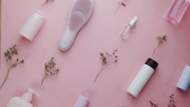 Tema pola kecantikan tata letak kreatif lay rata dengan lingkungan pro di latar belakang pink — Stok Video