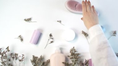 Kadın plastik saç tarağı kullanıyor. Güzellik teması düz beyaz arka planda profesyonel çevre ile yaratıcı bir görünüm yatıyordu