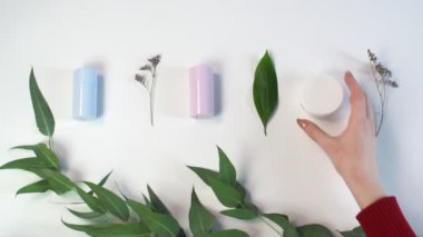 Kırmızı kazaklı kadın masadan pembe deodorant alıyor. Güzellik teması düz. Profosyonel çevre ile yaratıcı planlama yatıyordu..