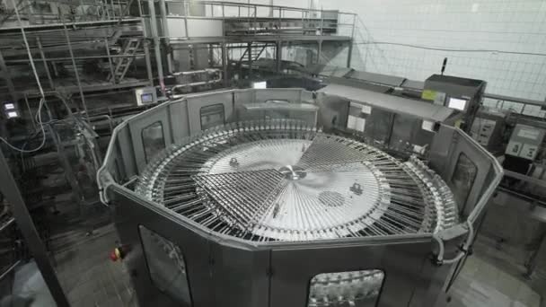 Grote cirkel fabriek machine met flessen voor bier — Stockvideo