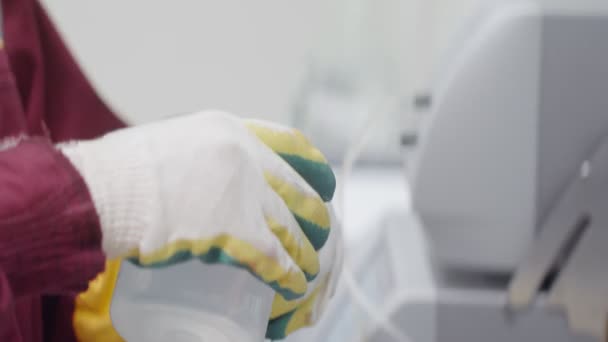 Laboratory assistant scientist pours the water into the flask — Stock Video