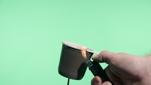 Hot flame gas aansteker verbrandt vernietigt wegwerp plastic beker op groen scherm — Stockvideo