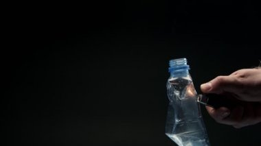 Alev yanıkları siyah arka planda izole edilmiş şişeyi yok eder