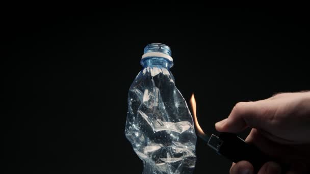 Warme vlam gas aansteker verbrandt plastic fles. Zeg nee tegen plastic concept. — Stockvideo