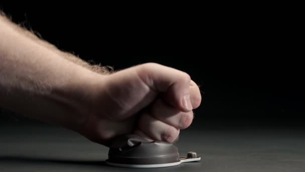 Close up de punho masculino esmaga pressionando copo de plástico no fundo preto — Vídeo de Stock