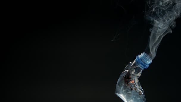 Alev yanıkları siyah arka planda izole edilmiş şişeyi yok eder — Stok video