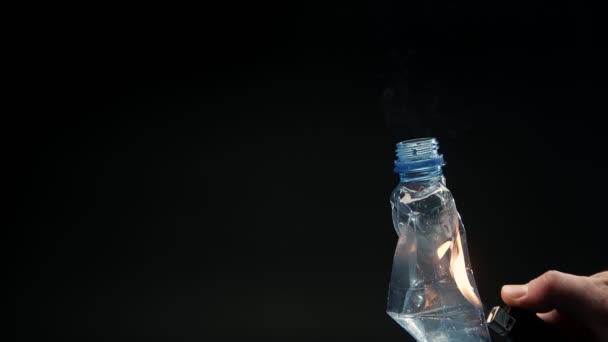 Quemaduras de llama destruye botella aislada contra fondo negro — Vídeo de stock