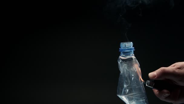 Brucia fiamma calda distrugge bottiglia isolata contro sfondo nero — Video Stock