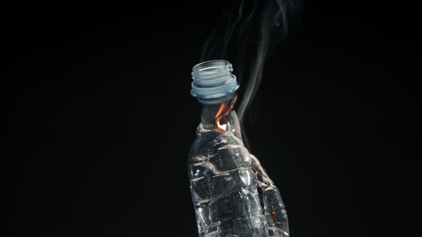 Macro shot van hete vlam vernietigt witte wegwerpfles lepel. Concept gooi samenleving weg. — Stockvideo