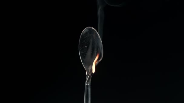 La llama caliente destruye la cuchara de plástico transparente desechable. Concepto desperdiciar la sociedad. — Vídeo de stock