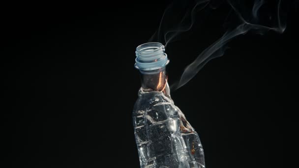 Fiamma calda distrugge bianco cucchiaio bottiglia usa e getta. Concetto buttare via la società. — Video Stock