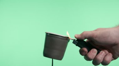 Sıcak alev gazı yanıkları yeşil ekranda tek kullanımlık plastik bardağı yok ediyor.