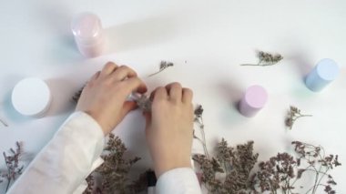 Ellerine yüz serumu süren bir kadın. Güzellik teması düz. Profosyonel çevre ile yaratıcı planlama yatıyordu..