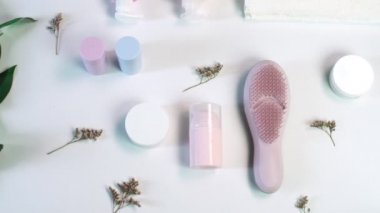 Kadın plastik saç tarağı kullanıyor. Güzellik teması düz beyaz arka planda profesyonel çevre ile yaratıcı bir görünüm yatıyordu