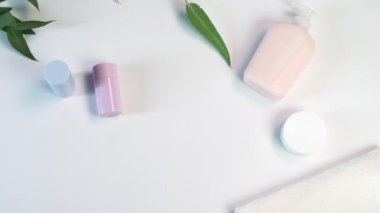 Kadın pembe deodorantı masaya koyuyor. Güzellik teması düz. Profosyonel çevre ile yaratıcı planlama yatıyordu..