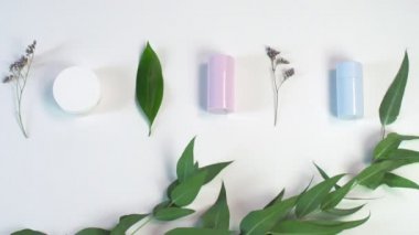 Kadın masadan pembe deodorant alıyor. Güzellik teması düz. Profosyonel çevre ile yaratıcı planlama yatıyordu..