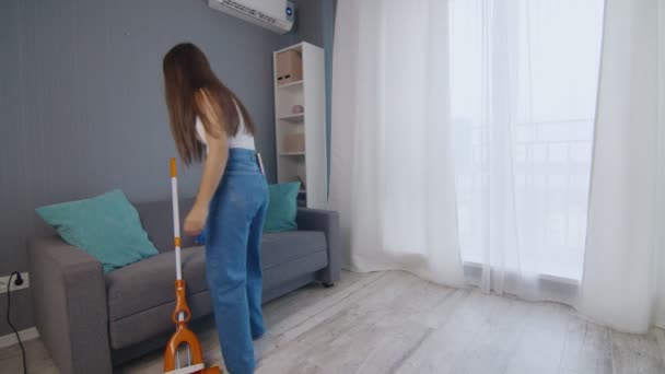 Wanita muda lelah setelah membersihkan rumah sendirian duduk di atas bus dan menggunakan telepon — Stok Video