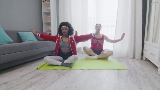 Vrolijke gelukkig Kaukasische man en Afrikaans amerikaanse vrouw retro stijl modellen meditatie thuis — Stockvideo