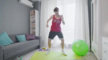 Retro stil genç adam dacnes kamera onun yerine çalışır