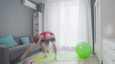 Retro stil genç adam dacnes kamera üzerinde spor araçları ile bunun yerine çalışır