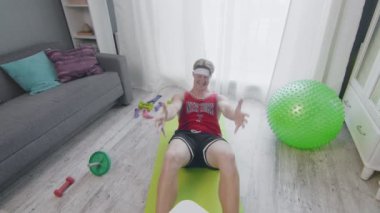 Yerde mekik çeken komik görünüşlü sporcu masadaki taze sıcak pizzaya ulaşmaya çalışıyor..