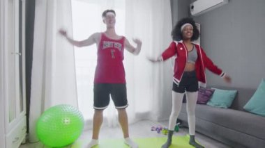 Çılgın genç çift evde esneme egzersizleri yapıyor..