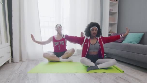 Alegre feliz caucásico hombre y africano americano mujer retro estilo modelos meditación en casa — Vídeos de Stock