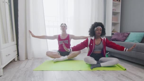 Alegre feliz caucásico hombre y africano americano mujer retro estilo modelos meditación en casa — Vídeos de Stock