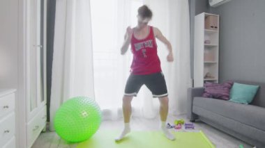 Retro stil genç adam dacnes kamera onun yerine çalışır