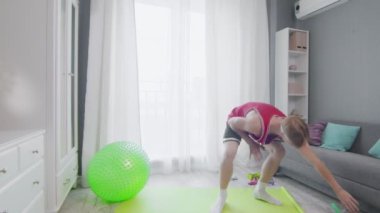 Retro stil genç adam dacnes kamera üzerinde spor araçları ile bunun yerine çalışır