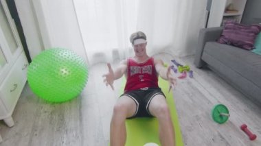 Yerde mekik çeken komik görünüşlü sporcu masadaki taze sıcak pizzaya ulaşmaya çalışıyor..