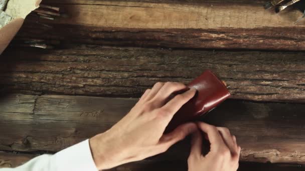 Homme peintre ouvre étui en cuir avec outils, brosses, couteau Palette — Video