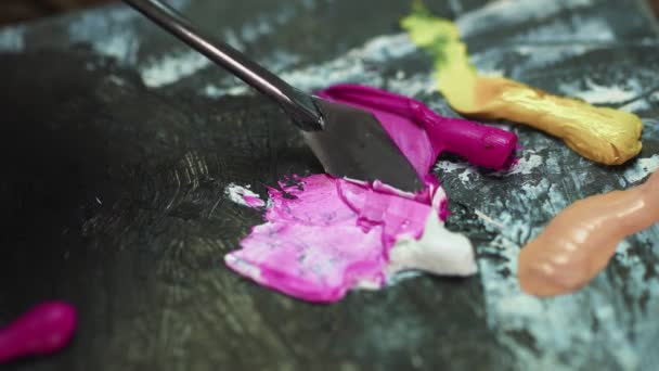 Процесс смешения масляных красок с мастихином в художественной палитре — стоковое видео