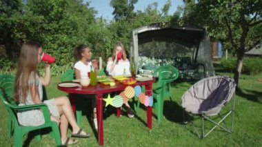 Üç adam kız arkadaşlarına pişmiş sosis ve et getirdi.