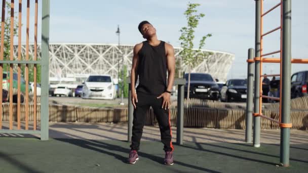 Молодий африканський чоловік робить вправи для розігріву перед тренуванням — стокове відео