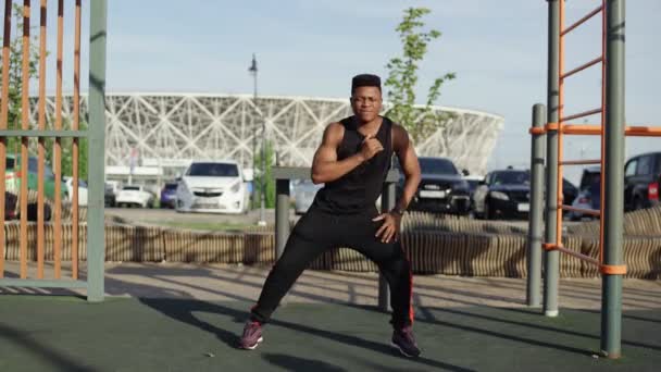Fiatal afrikai férfi csinál bemelegítő gyakorlatok edzés előtt — Stock videók