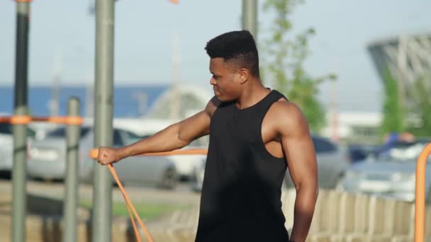 Fitness sport afro férfi gyakorló rugalmas gumiszalaggal — Stock videók