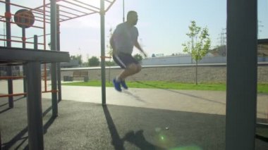 Kıdemli sporcu, atlama halatıyla dışarıda egzersiz yapıyor. Egzersiz