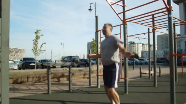 Sénior desportivo homem exercitando com salto corda ao ar livre — Vídeo de Stock