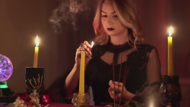 Femme sorcière lumières psychiques une bougie pour les rituels — Video