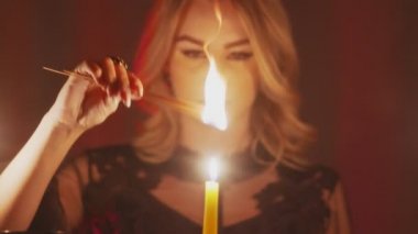 Kadın falcıya yakın, paranormal ritüeller için sihirli tütsü yakar.