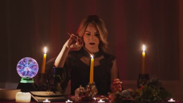 Wróżka w magicznym salonie oświetla magiczne kadzidło dla paranormalnego rytuału — Wideo stockowe