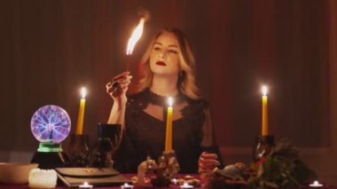 Sihirli bir kuaförde bir falcı tütsü yakar ve paranormal ayinler için elini hareket ettirir.