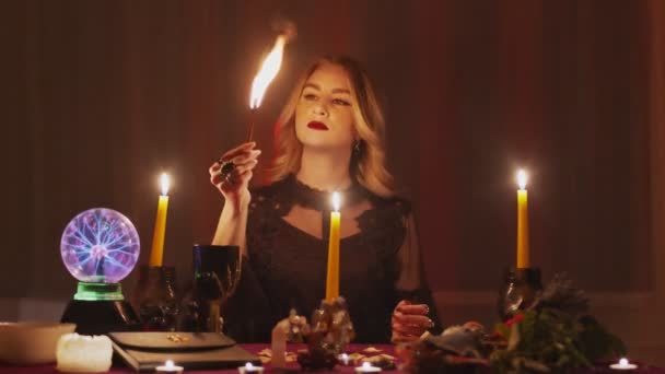 Ein Wahrsager in einem magischen Salon zündet Weihrauch an und bewegt Hand für paranormales Ritual — Stockvideo
