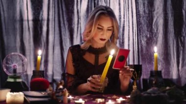Falcı tarot okuyucusu karta bakıyor ve geleceği ve geleceği okuyor.