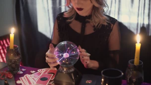 Close-up de cartomante realizando ritual e bola de cristal prevendo futuro — Vídeo de Stock