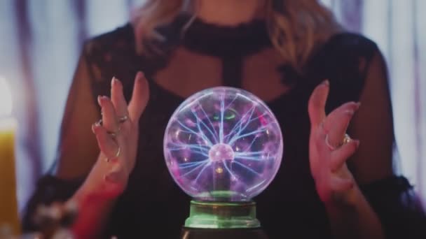 Närbild av spåman utför ritual och kristallkula förutse framtiden — Stockvideo